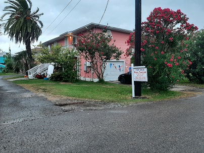 122/124 Smith Ln. GRAND ISLE, LA. THIS PROPERTY INCLUDES AN ACTIVE 4-UNIT RENTAL WITH $4,000 income/month…PRICE REDUCTION.  LOCATED ONLY ONE BLOCK FROM THE BEACH AND GULF OF MEXICO.